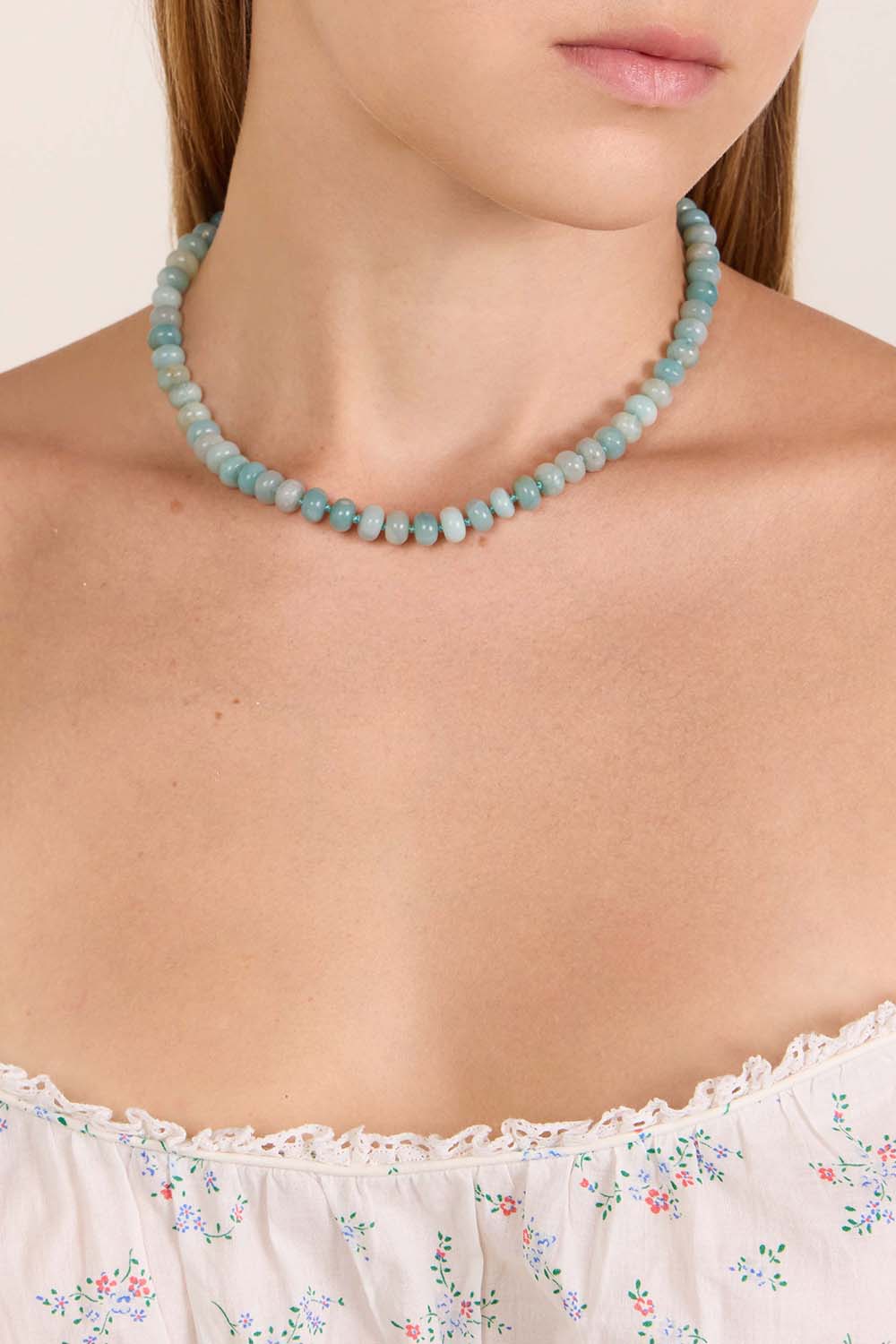 תמונת כל הלוק של שרשרת אבנים טורקיז